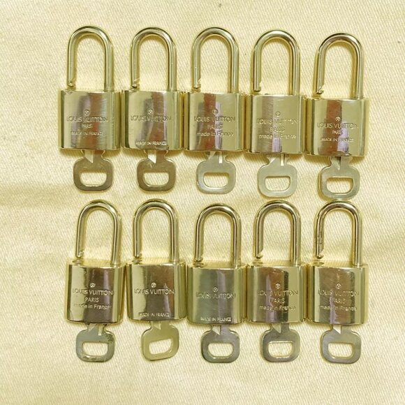 LOUIS VUITTON LV 10 SET PADLOCK KEY CHARM CADENA GOLD-PLATED FRANCE - Picture 2 of 4